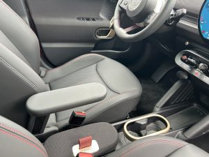 TEST MINI Aceman SE: foto Žena v autě.cz_1338 ve velké velikosti