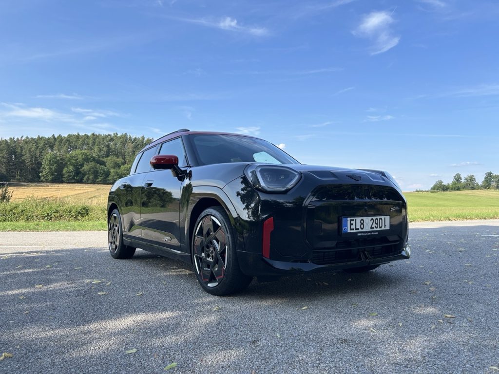 TEST MINI JCW Aceman: foto Žena v autě.cz
