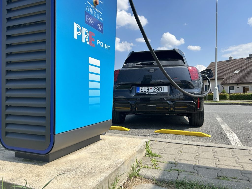 TEST MINI JCW Aceman: foto Žena v autě.czvelikosti