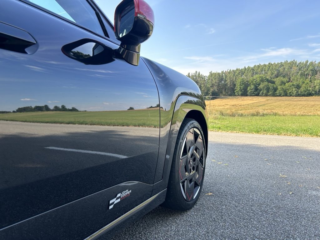 TEST MINI JCW Aceman: foto Žena v autě.cz