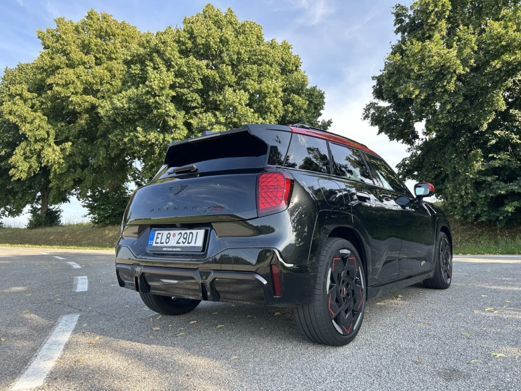 TEST MINI JCW Aceman: foto Žena v autě.cz