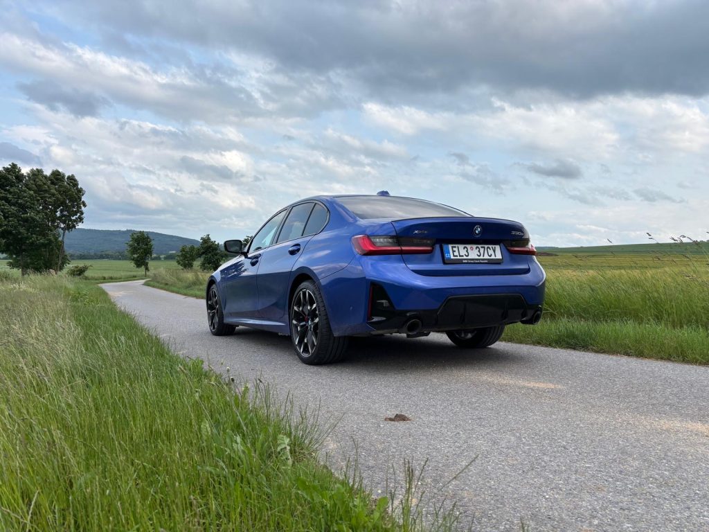 TEST BMW 330e: foto Žena v autě.cz_5766