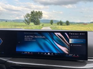 TEST BMW 330e: foto Žena v autě.cz_5795