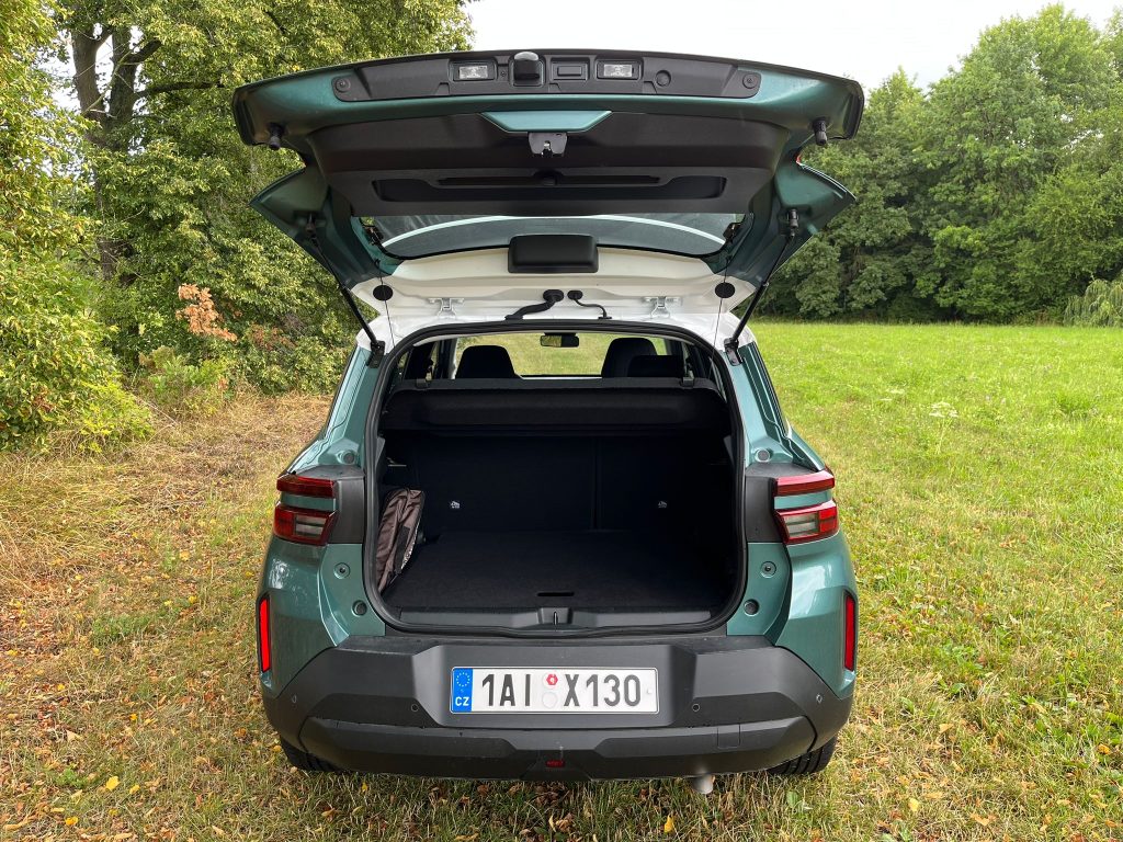 TEST Opel Frontera: foto Žena v autě.cz Image 2025-08-19 at 15.38.33