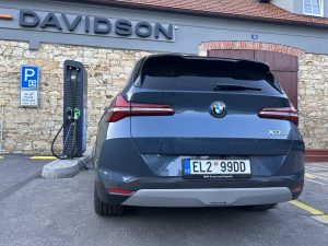 BMW X3 30e u dobíječky Pražská energetika: foto Žena v autě.cz