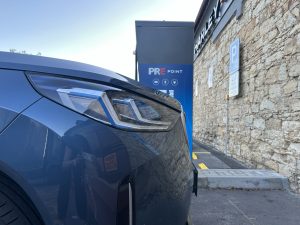 BMW X3 30e u dobíječky Pražská energetika: foto Žena v autě.cz