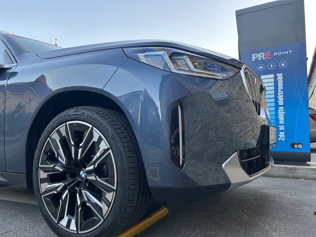 BMW X3 30e u dobíječky Pražská energetika: foto Žena v autě.cz