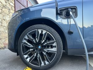 BMW X3 30e u dobíječky Pražská energetika: foto Žena v autě.cz