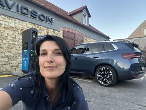 BMW X3 30e u dobíječky Pražská energetika: foto Žena v autě.cz