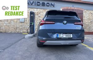 BMW X3 30e u dobíječky Pražská energetika: foto Žena v autě.cz