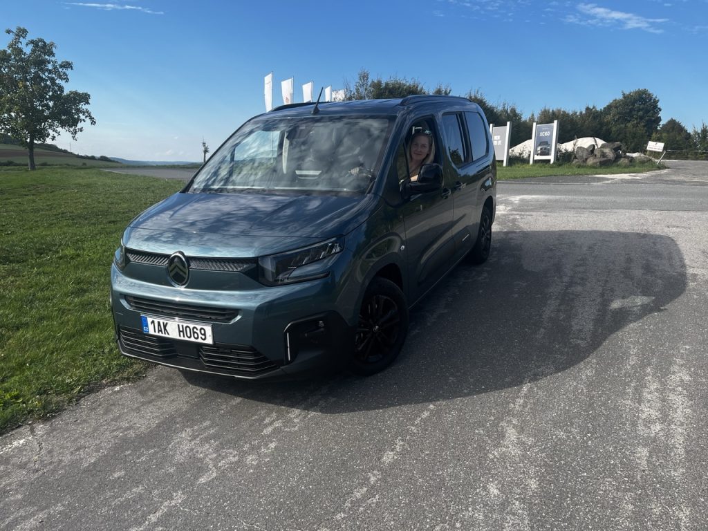Berlingo TEST: foto Žena v autě.cz_2462 ve velké velikosti