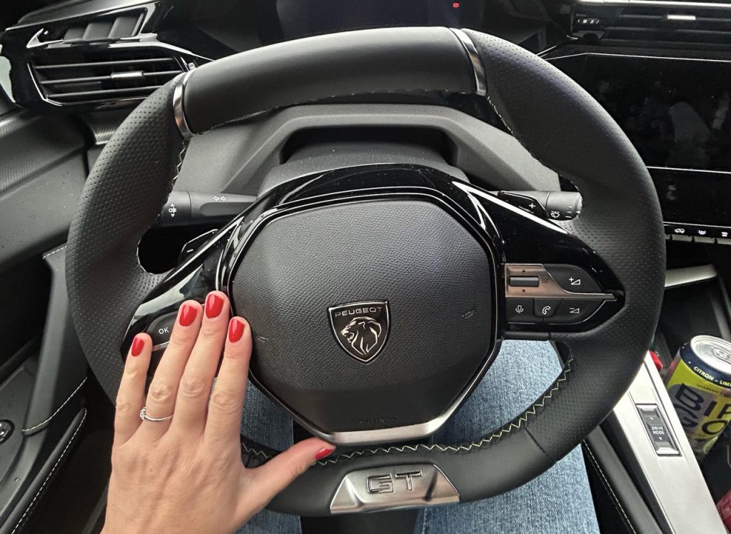 Peugeot E408: foto Žena v autě.cz