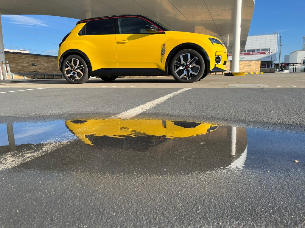 Test Renault5: foto Žena v autě.czApp Image 2025-09-16 at 14.37.10 (2)