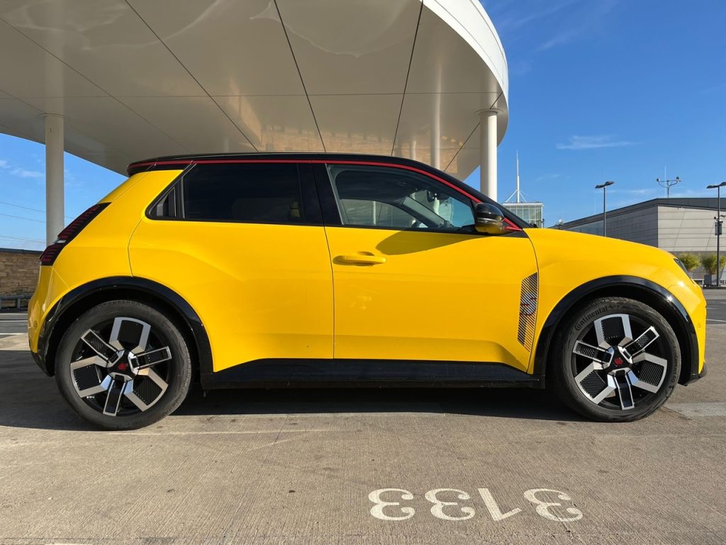 Test Renault5: foto Žena v autě.czApp Image 2025-09-16 at 14.37.11 (1) ve velké velikosti