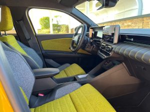 Test Renault5: foto Žena v autě.czApp Image 2025-09-16 at 14.37.14 ve velké velikosti