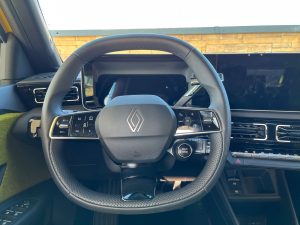 Test Renault5: foto Žena v autě.czApp Image 2025-09-16 at 14.37.16 ve velké velikosti