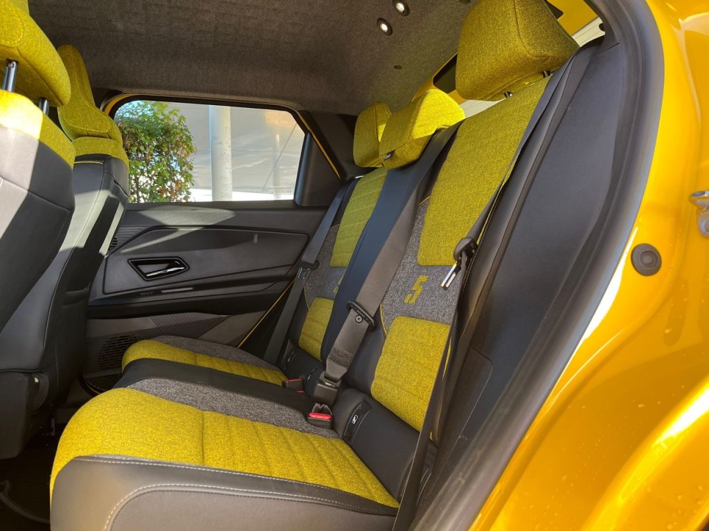 Test Renault5: foto Žena v autě.czApp Image 2025-09-16 at 14.37.17 (1) ve velké velikosti