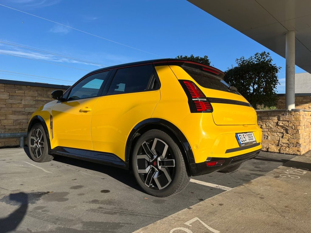 Test Renault5: foto Žena v autě.czApp Image 2025-09-16 at 14.37.18 (1) ve velké velikosti