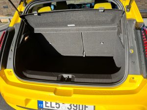 Test Renault5: foto Žena v autě.czApp Image 2025-09-16 at 14.37.19 (1) ve velké velikosti