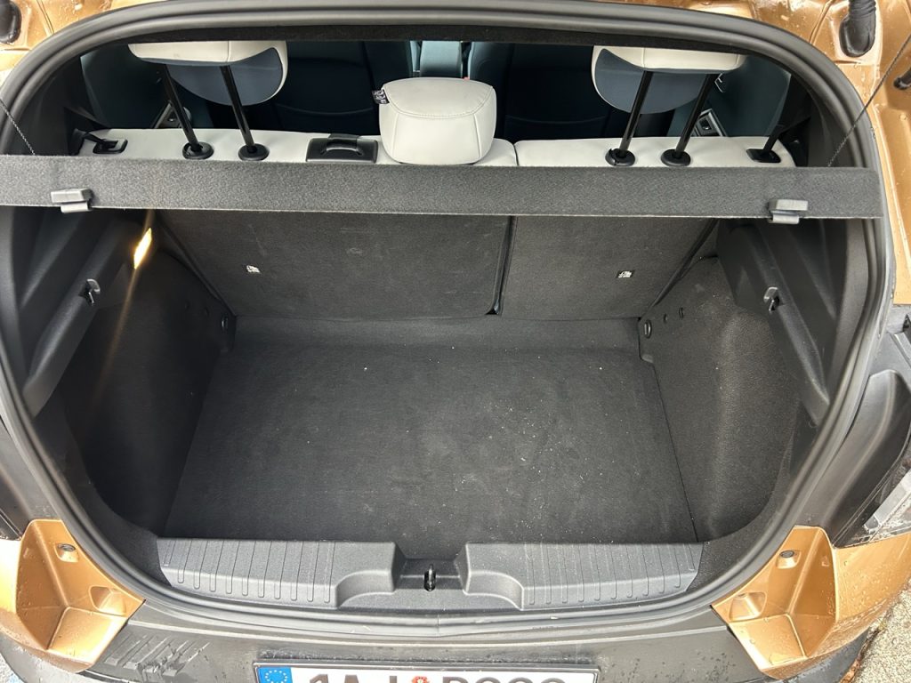 test Grande Panda Hybrid: foto Žena v autě.cz