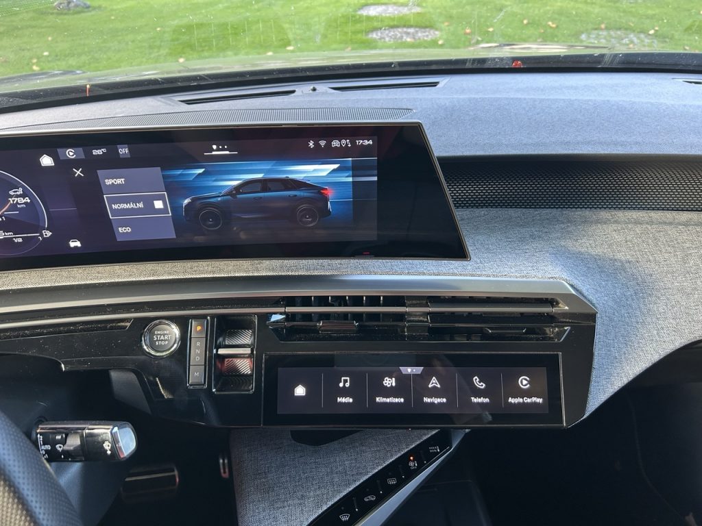 Peugeot 3008 Hybrid: foto Žena v autě.cz_8499 ve velké velikosti