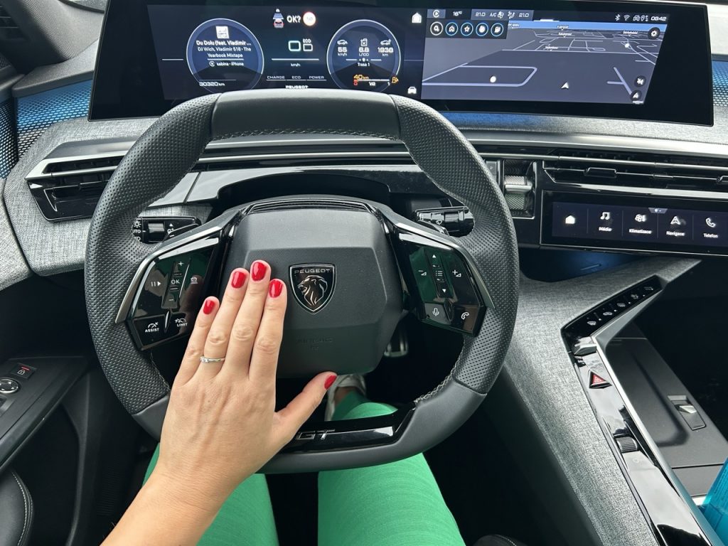 Peugeot 3008 Hybrid: foto Žena v autě.cz_8519 ve velké velikosti