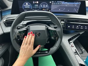 Peugeot 3008 Hybrid: foto Žena v autě.cz_8519 ve velké velikosti