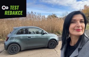 test FIAT 500e Armani: foto Žena v autě.cz