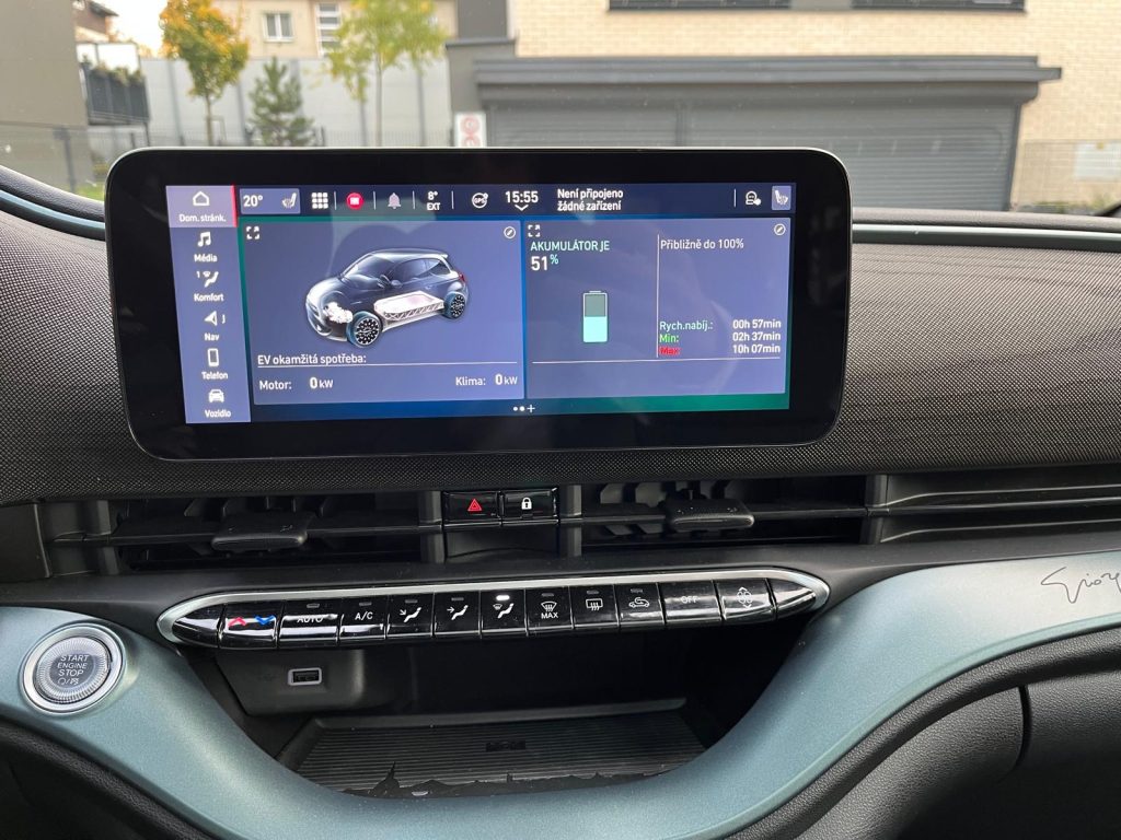 test FIAT 500e Armani: foto Žena v autě.cz-1