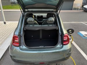 test FIAT 500e Armani: foto Žena v autě.cz-1 (kopie)
