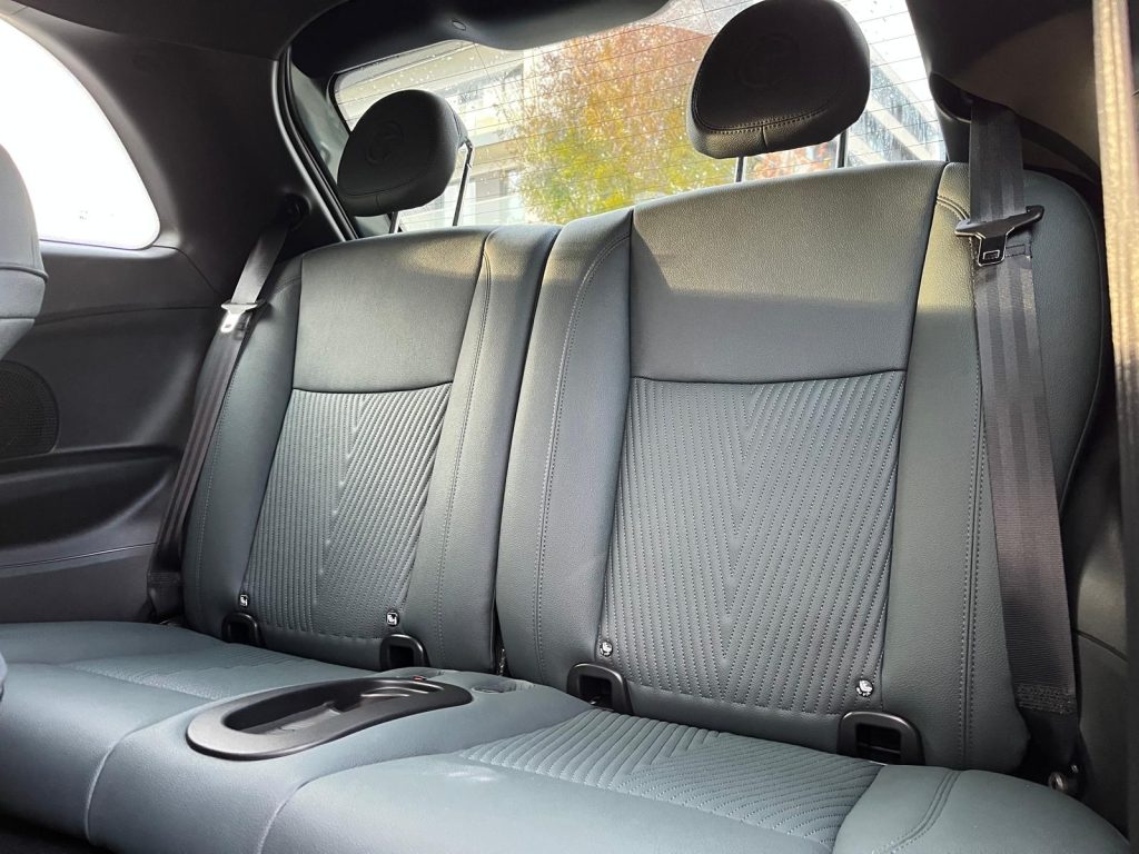 test FIAT 500e Armani: foto Žena v autě.cz-2