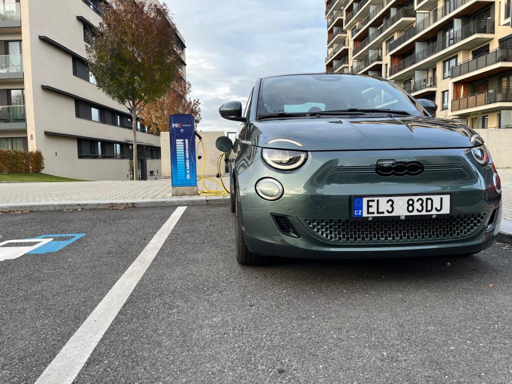 Fiat 500e u dobíječky Pražské energetiky: foto Žena v autě.cz