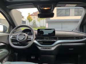 test FIAT 500e Armani: foto Žena v autě.cz-3