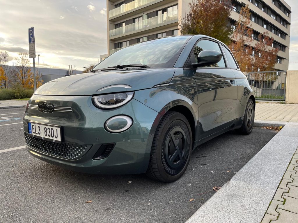 test FIAT 500e Armani: foto Žena v autě.cz-3 (kopie)