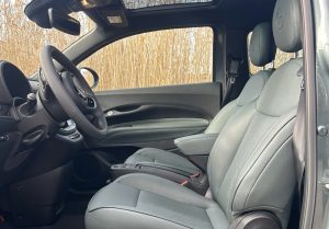 test FIAT 500e Armani: foto Žena v autě.cz