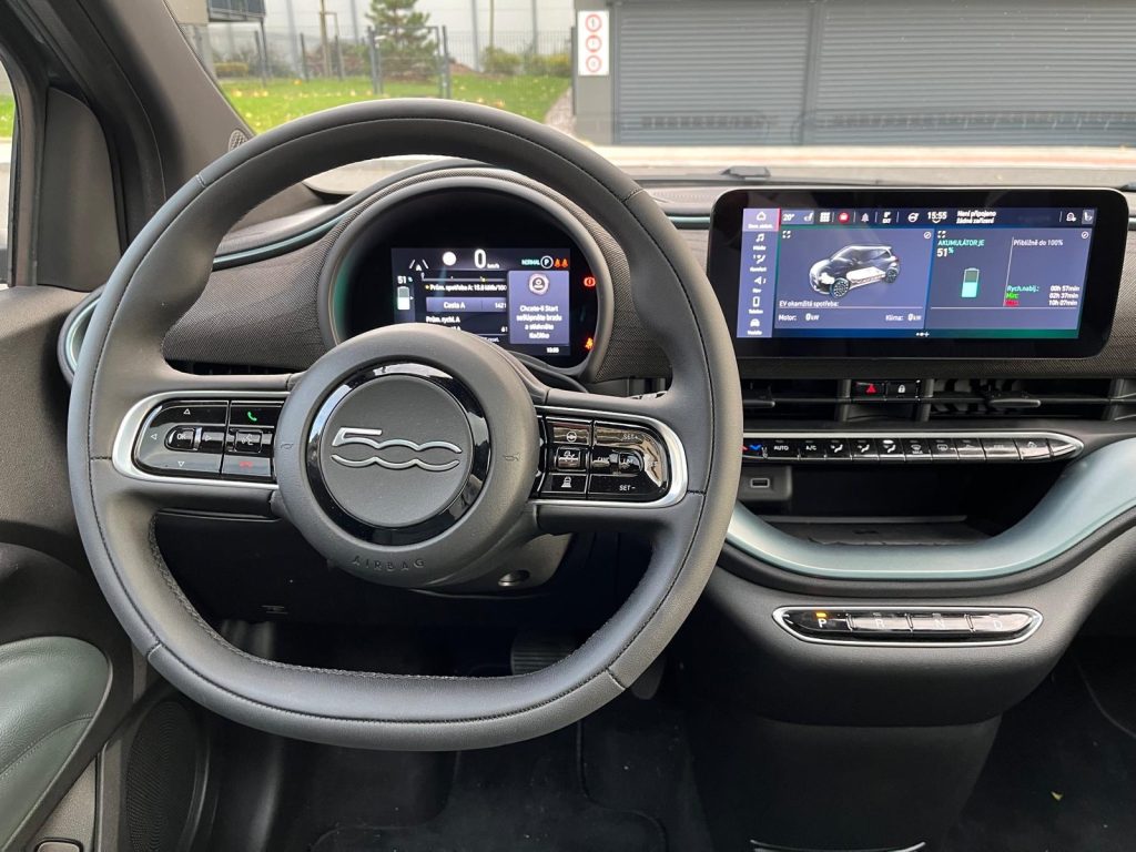 test FIAT 500e Armani: foto Žena v autě.cz