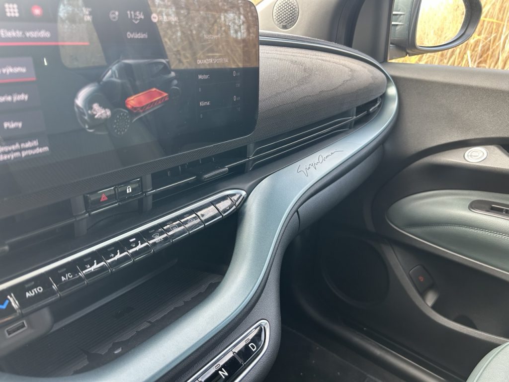 test FIAT 500e Armani: foto Žena v autě.cz_9516 ve velké velikosti