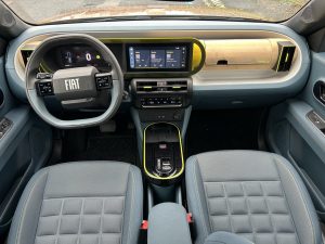 test Grande Panda Hybrid: foto Žena v autě.cz_9644 ve velké velikosti