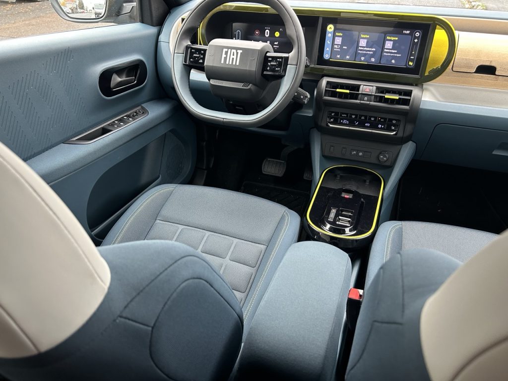 test Grande Panda Hybrid: foto Žena v autě.cz_9654 ve velké velikosti