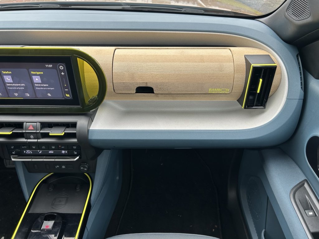 test Grande Panda Hybrid: foto Žena v autě.cz_9656 ve velké velikosti