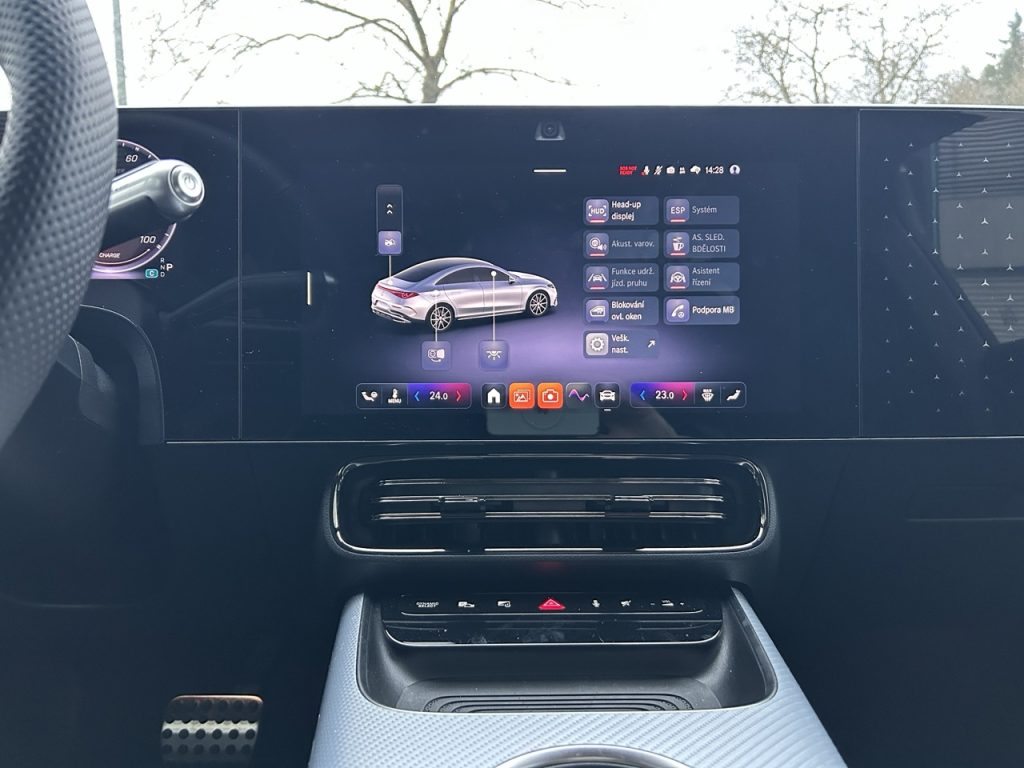 Test Mercedes-Benz CLA 250+: foto Žena v autě.cz