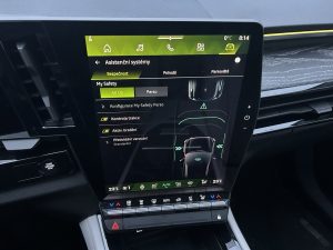 Asistenční systémy v Renault Espace: Foto Žena v autě.cz