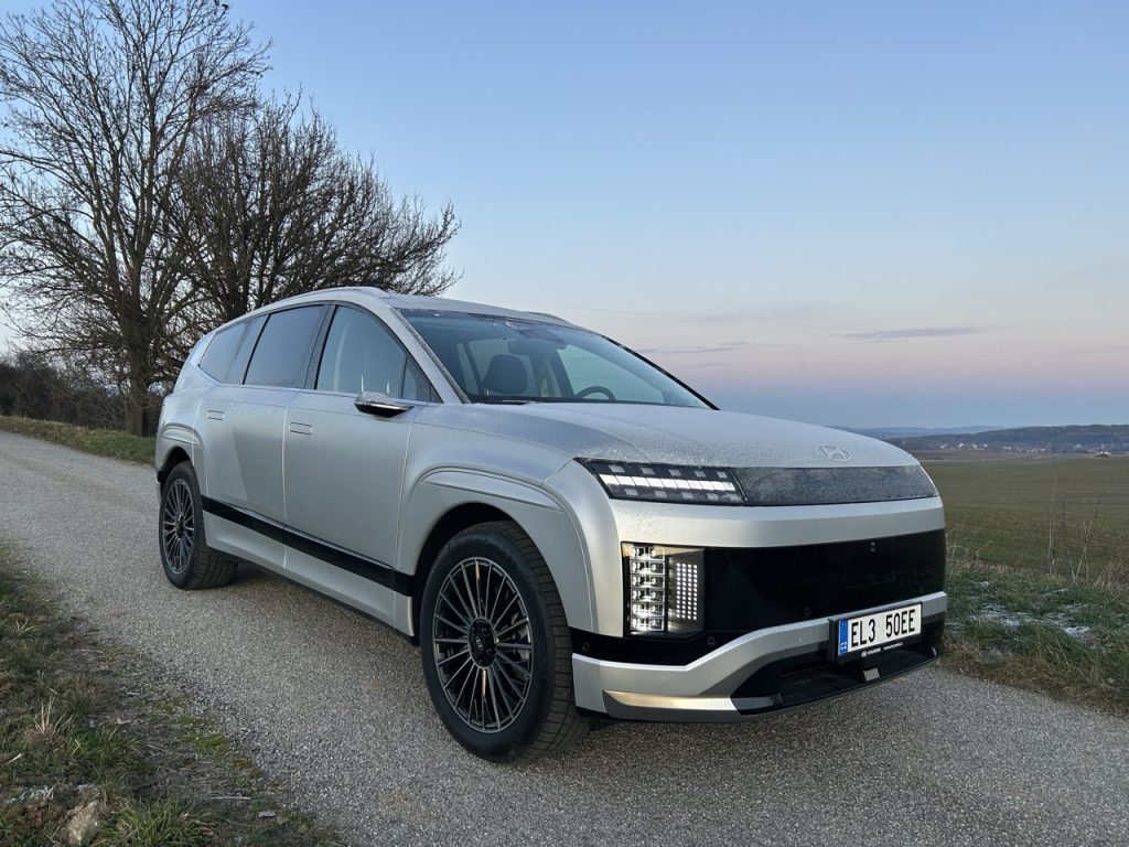Test IONIQ 9: Foto Žena v autě.cz_0086 ve velké velikosti