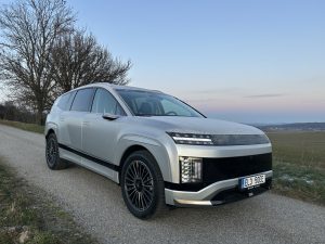 Test IONIQ 9: Foto Žena v autě.cz_0086 ve velké velikosti