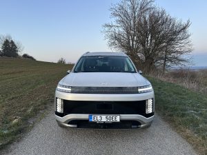 Test IONIQ 9: Foto Žena v autě.cz_0090 ve velké velikosti