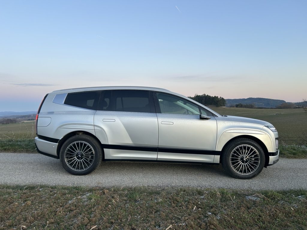 Test IONIQ 9: Foto Žena v autě.cz_0095 ve velké velikosti
