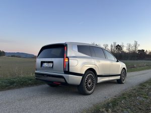 Test IONIQ 9: Foto Žena v autě.cz_0102 ve velké velikosti