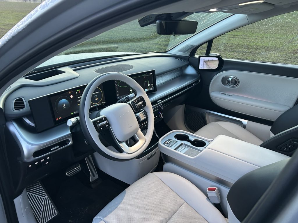 Test IONIQ 9: Foto Žena v autě.cz_0121 ve velké velikosti