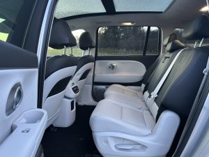 Test IONIQ 9: Foto Žena v autě.cz_0126 ve velké velikosti