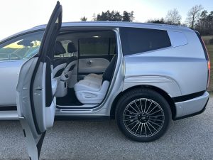 Test IONIQ 9: Foto Žena v autě.cz_0130 ve velké velikosti